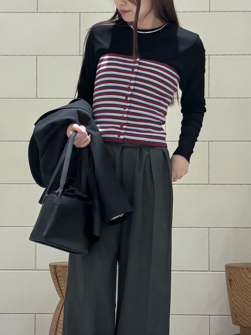 ブラック系のTシャツ/カットソー、レッド系のニット/セーター、ブラック系のその他アウターを着用したレディースの冬コーディネートの3枚目の写真