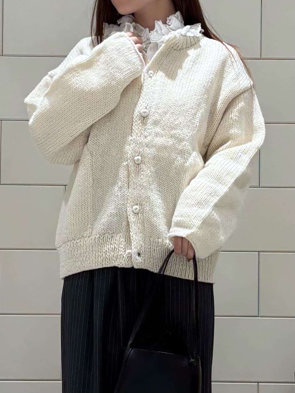 ホワイト系のシャツ/ブラウス、その他のその他パンツ、ホワイト系のニット/セーターを着用したレディースの秋コーディネートの2枚目の写真