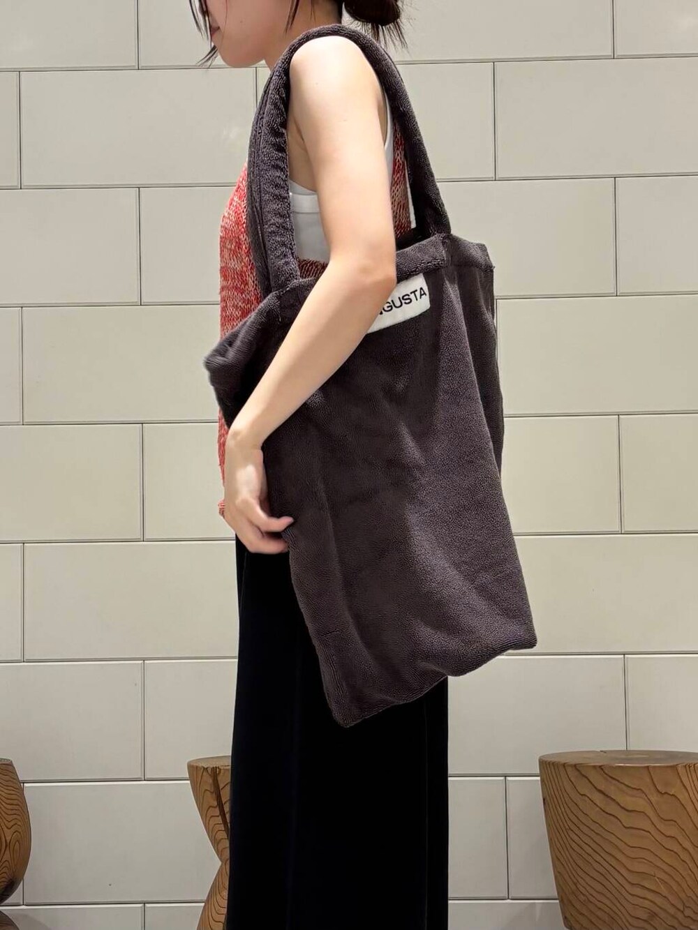 ブラック系のその他パンツ、レッド系のニット/セーター、ホワイト系のタンクトップを着用したレディースの夏コーディネートの5枚目の写真