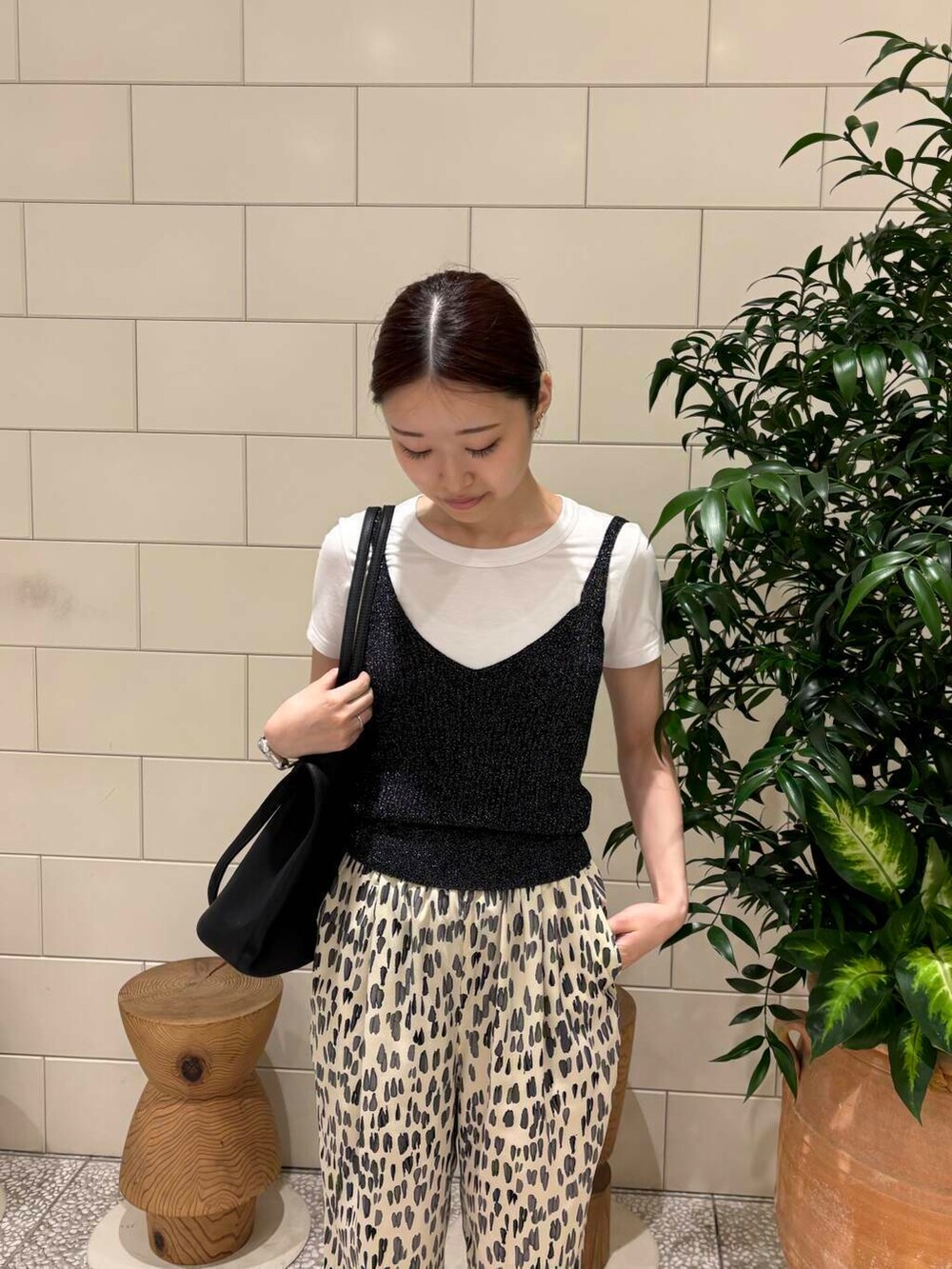 ホワイト系のTシャツ/カットソー、ブラック系のキャミソール、ホワイト系のその他パンツを着用したレディースの夏コーディネートの3枚目の写真