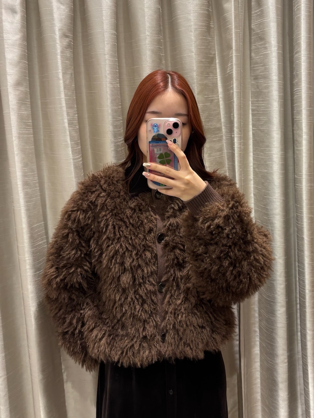 ブラウン系のワンピースを着用したレディースの秋コーディネートの6枚目の写真