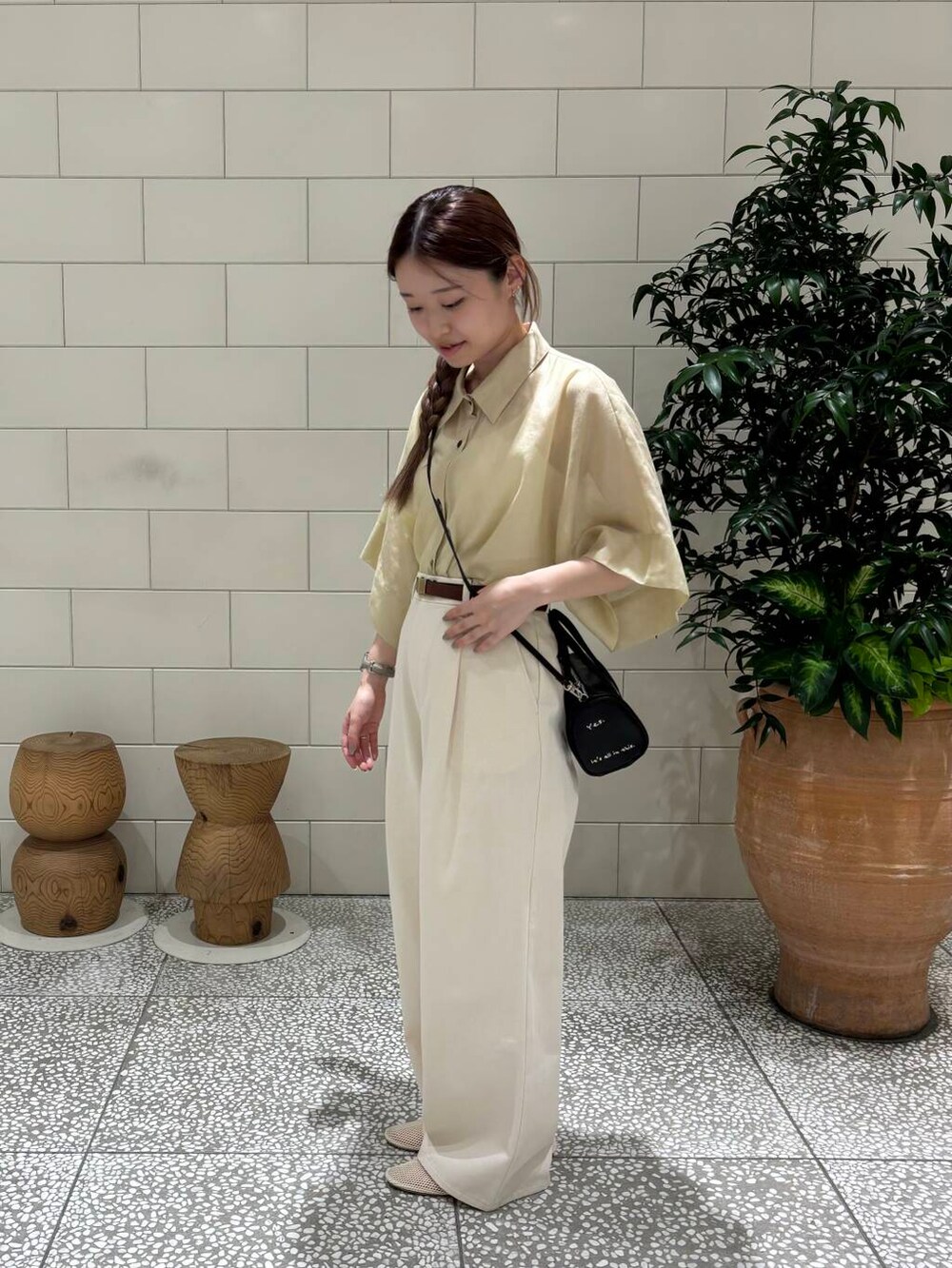 ホワイト系のその他シューズ、ベージュ系のシャツ/ブラウス、ベージュ系のその他パンツを着用したレディースの夏コーディネートの3枚目の写真