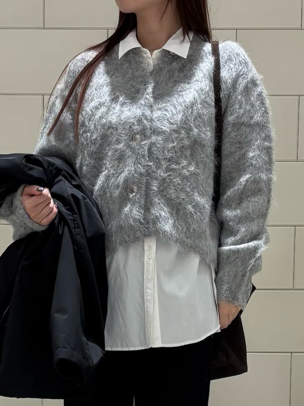 ホワイト系のシャツ/ブラウス、グレー系のカーディガン/ボレロ、ブラック系のその他パンツを着用したレディースの秋コーディネートの5枚目の写真