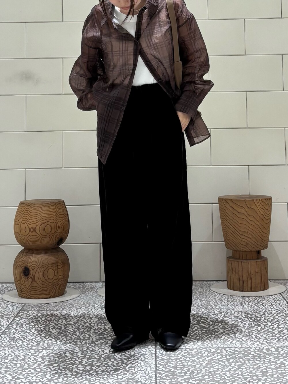 ホワイト系のタンクトップ、ブラウン系のシャツ/ブラウス、イエロー系のトートバッグを着用したレディースの夏コーディネートの3枚目の写真