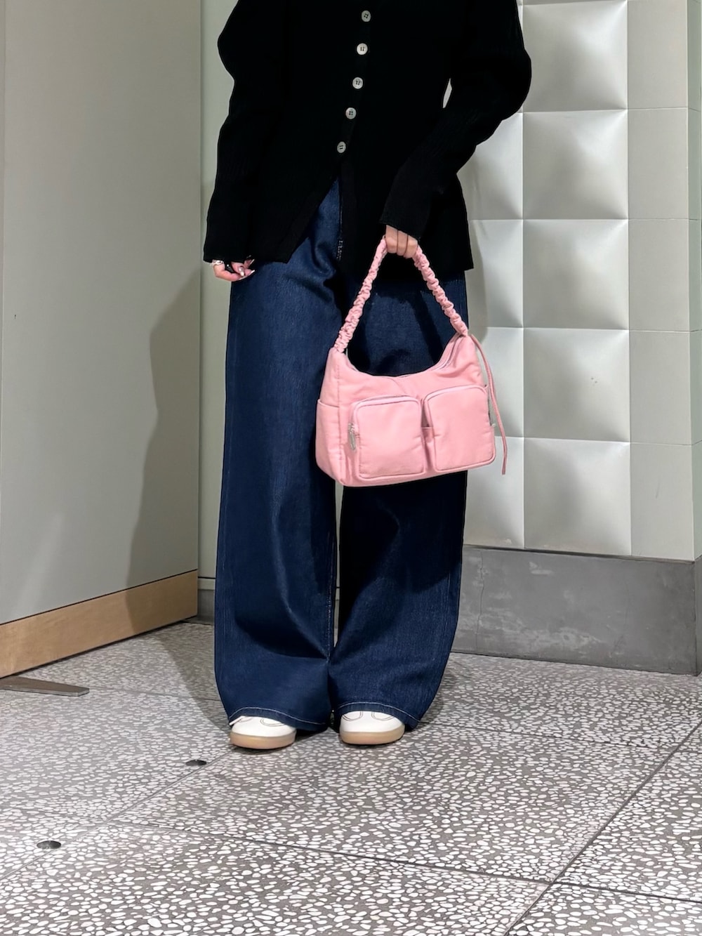 ブラック系のカーディガン/ボレロ、ブルー系のデニムパンツ、ピンク系のショルダーバッグを着用したレディースの冬コーディネートの4枚目の写真