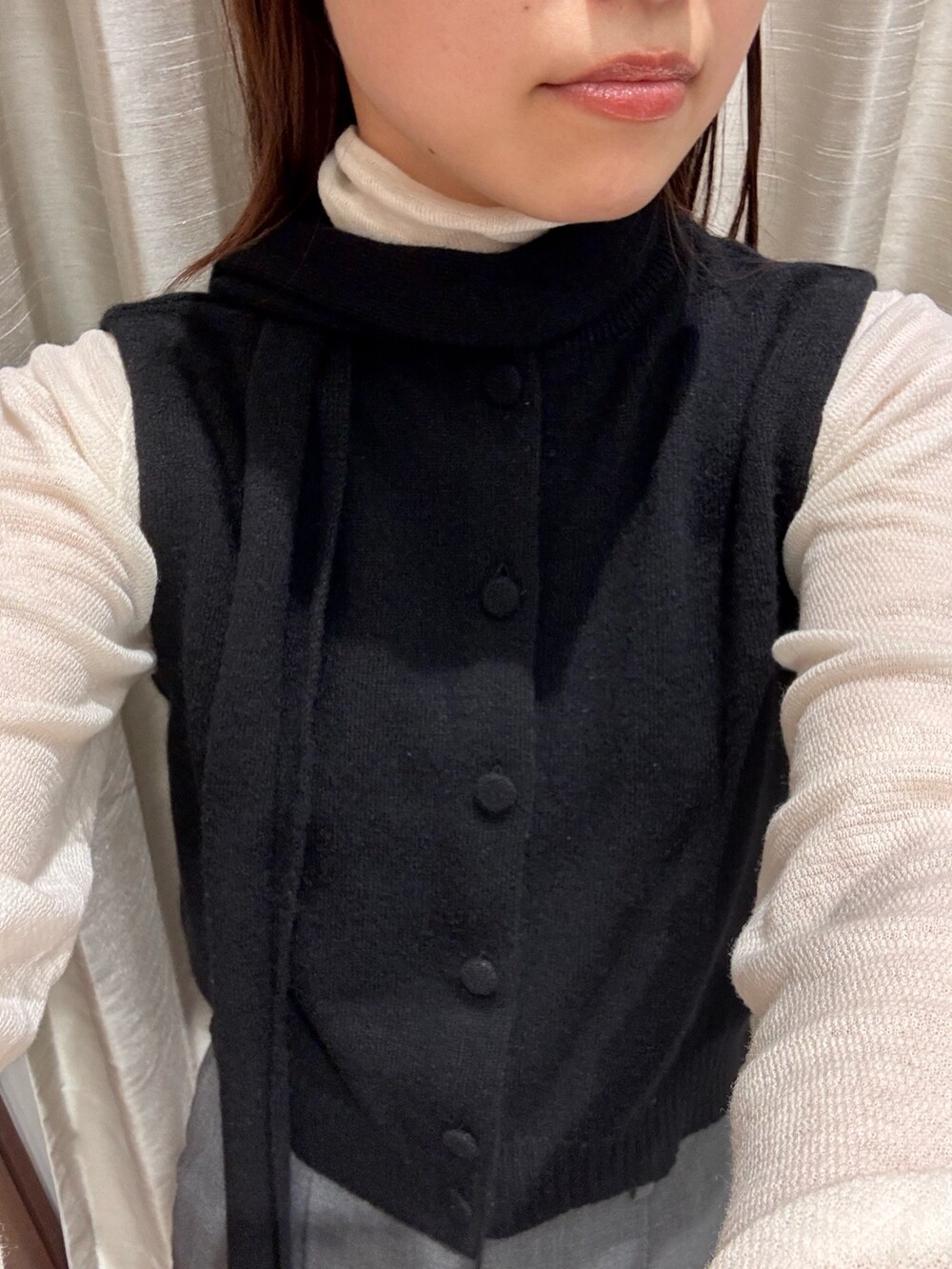 ブラック系のニット/セーター、ホワイト系のニット/セーター、グレー系のその他パンツを着用したレディースの秋コーディネートの5枚目の写真