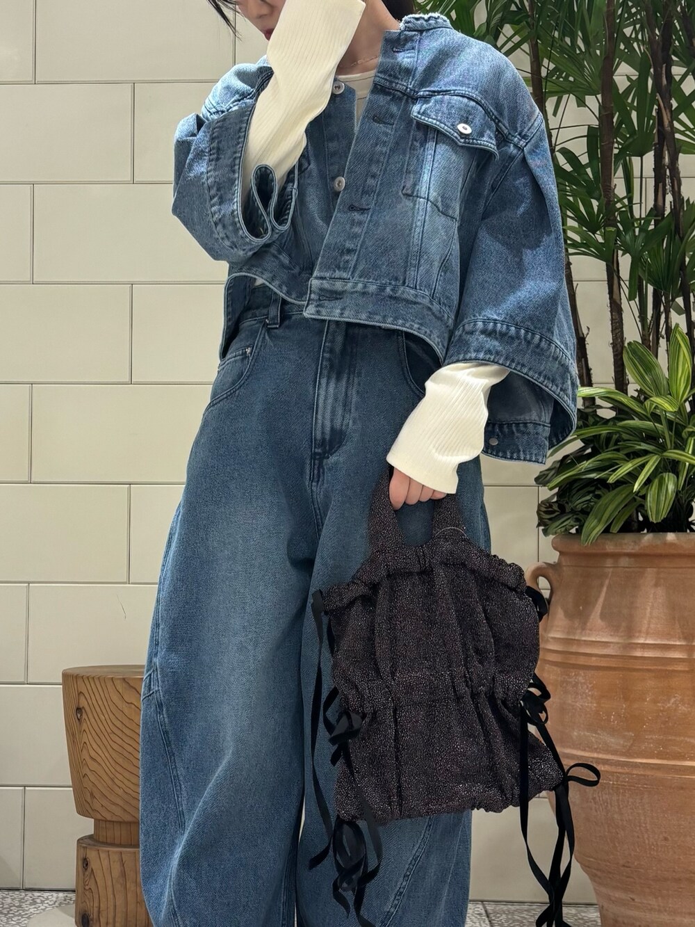 「デニム、デニムパンツ、デニムコーデ、デニムオンデニム、カジュアルスタイル、おしゃれさんと繋がりたい、お出かけコーデ、デニムブルゾン、パンツコーデ、レイヤード」｜「URBAN RESEARCH ROSSO WOMENのレイヤードデザインカットソー（Tシャツ/カットソー、ホワイト系）」を使った、COCOAさん（レディース・155cm）の冬コーディネートの2枚目の写真