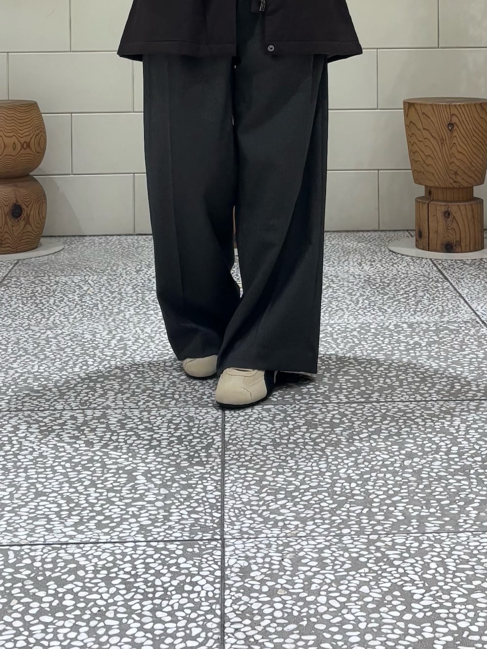 ブラウン系のダウンジャケット/コート、グレー系のその他パンツ、ベージュ系のスニーカーを着用したレディースの冬コーディネートの6枚目の写真