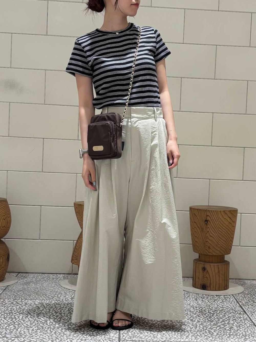 「柄物、旅行コーデ、帰省コーデ、きれいめ派のtシャツコーデ、ここでしか手に入らない別注アイテム、私が選ぶセールアイテム25ss」｜「LAOCOONTEのLAOCOONTE　ALUA Sofia（サンダル、ブラック系）」を使った、COCOAさん（レディース・155cm）の夏コーディネートの2枚目の写真