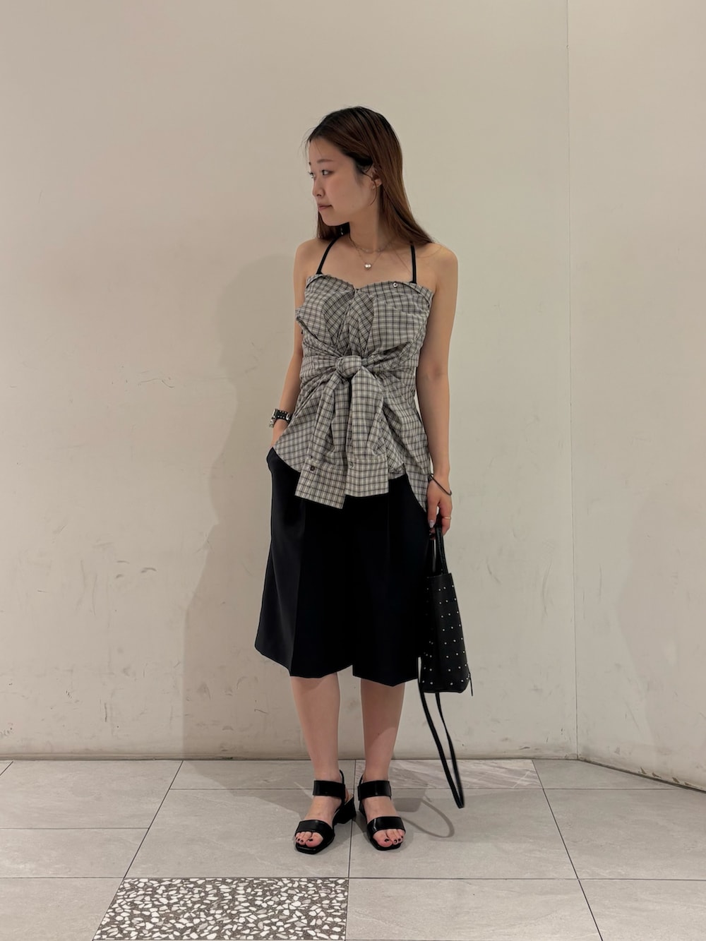 グレー系のその他パンツ、ブラック系のサンダル、ブラック系のトートバッグを着用したレディースの夏コーディネートの2枚目の写真