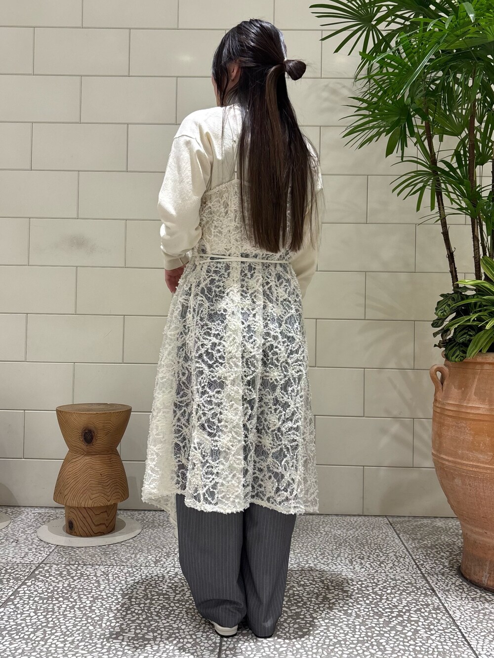 ホワイト系のニット/セーター、ホワイト系のワンピース、グレー系のその他パンツを着用したレディースの冬コーディネートの4枚目の写真