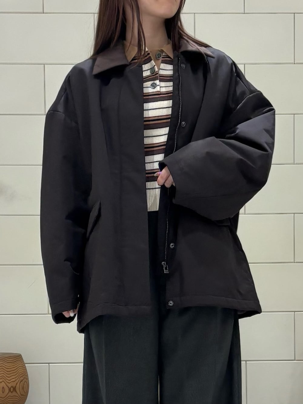 ブラウン系のダウンジャケット/コート、グレー系のその他パンツ、ベージュ系のスニーカーを着用したレディースの冬コーディネートの3枚目の写真