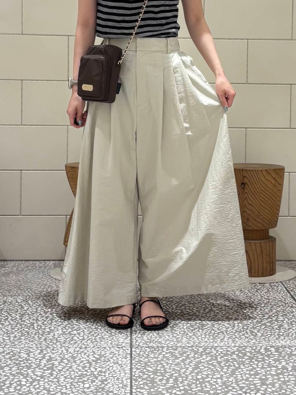 「柄物、旅行コーデ、帰省コーデ、きれいめ派のtシャツコーデ、ここでしか手に入らない別注アイテム、私が選ぶセールアイテム25ss」｜「LAOCOONTEのLAOCOONTE　ALUA Sofia（サンダル、ブラック系）」を使った、COCOAさん（レディース・155cm）の夏コーディネートの5枚目の写真