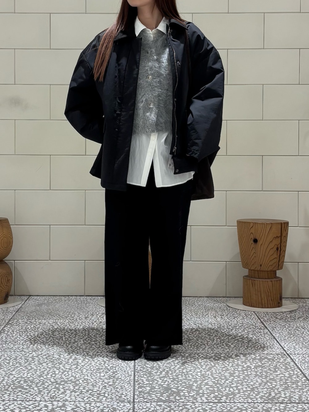 ホワイト系のシャツ/ブラウス、グレー系のカーディガン/ボレロ、ブラック系のその他パンツを着用したレディースの秋コーディネートの2枚目の写真