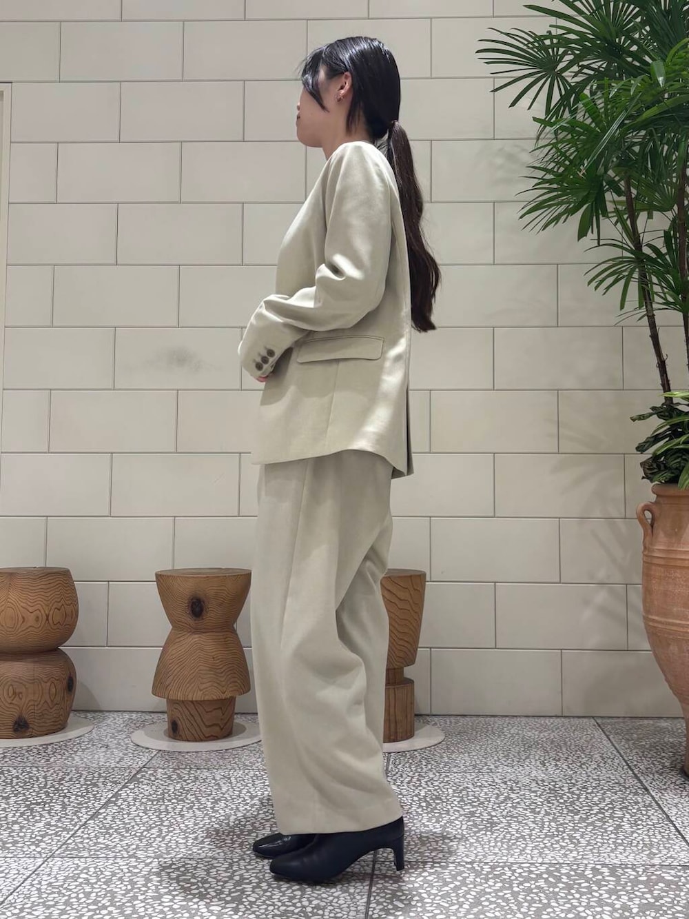 ベージュ系のサロペット/オーバーオール、ベージュ系のノーカラージャケット、ブラック系のハンドバッグを着用したレディースの冬コーディネートの2枚目の写真