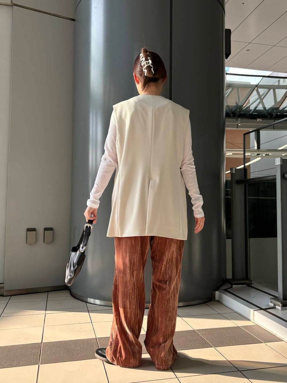 ホワイト系のタンクトップ、ホワイト系のTシャツ/カットソー、ホワイト系のベストを着用したレディースの夏コーディネートの3枚目の写真