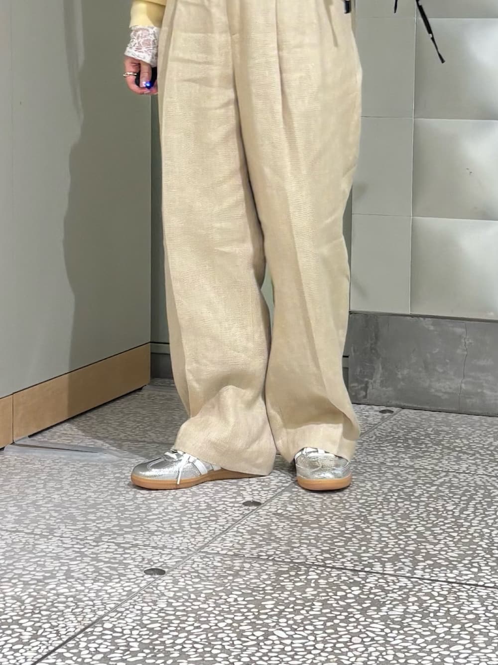 ホワイト系のTシャツ/カットソー、イエロー系のスウェット、シルバー系のスニーカーを着用したレディースの冬コーディネートの5枚目の写真