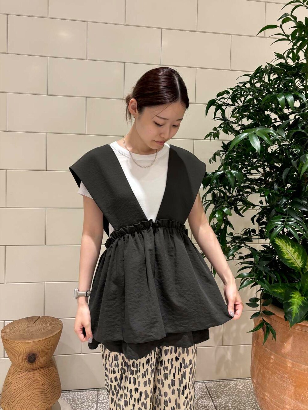 ホワイト系のTシャツ/カットソー、ホワイト系のその他パンツ、グレー系のベストを着用したレディースの夏コーディネートの2枚目の写真