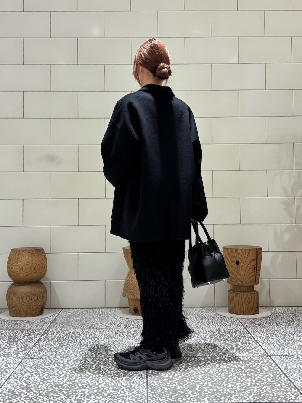 ブラック系のその他アウター、グレー系のニット/セーター、ブラック系のスカートを着用したレディースの秋コーディネートの3枚目の写真