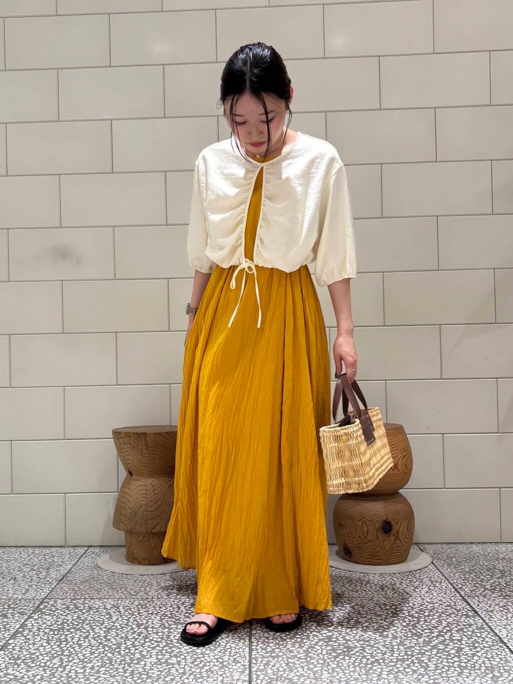 「旅行コーデ、帰省コーデ、私のイチ推しブランド、夏カラーコーデ、私が選ぶセールアイテム25ss、キャミワンピ、おでかけコーデ、大人可愛い、150cm台コーデ、おしゃれさんと繋がりたい、レイヤードスタイル、ロングワンピース、低身長女子、夏コーデ、アウトドアスタイル」｜「CORSO ROMA，9のCORSO ROMA, 9　STRAP SANDAL（サンダル、ブラック系）」を使った、COCOAさん（レディース・155cm）の夏コーディネートの2枚目の写真