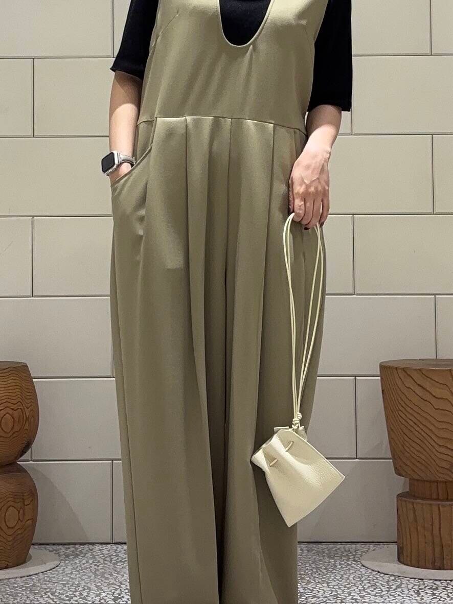 ベージュ系のサロペット/オーバーオール、ブラック系のTシャツ/カットソーを着用したレディースの夏コーディネートの4枚目の写真