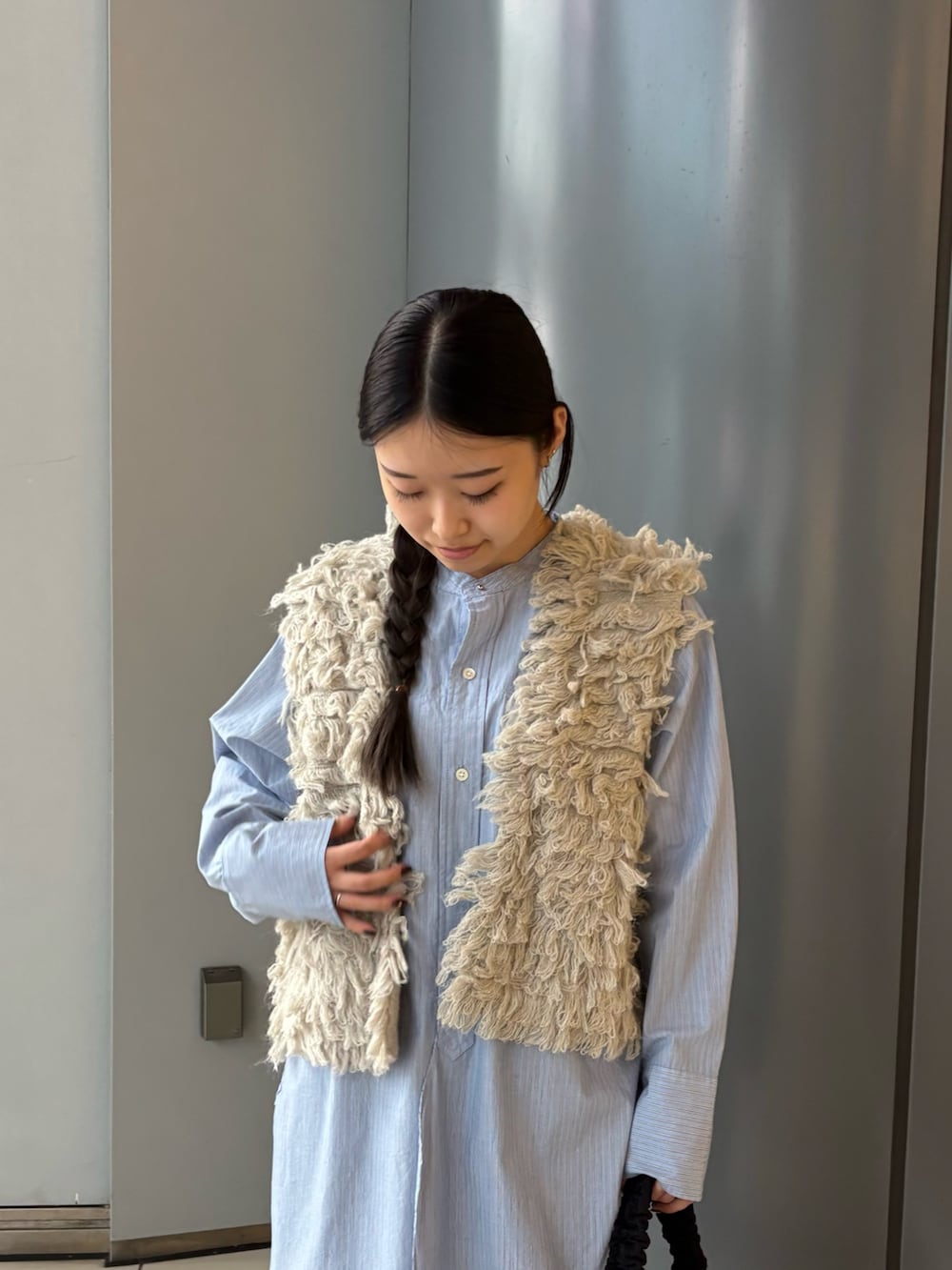 「レザー、淡色コーデ、ニットベスト、ベスト、レザーパンツ、秋っぽコーデ更新中、休日スタイル、お洒落さんとつながりたい、おでかけコーデ、ラクチンコーデ、スニーカー、低身長コーデ」|「URBAN RESEARCHのバンドカラーコットンストライプシャツ(Tシャツ/カットソー、ブルー系)」を使った、COCOAさん(レディース・155cm)の秋コーディネートの4枚目の写真