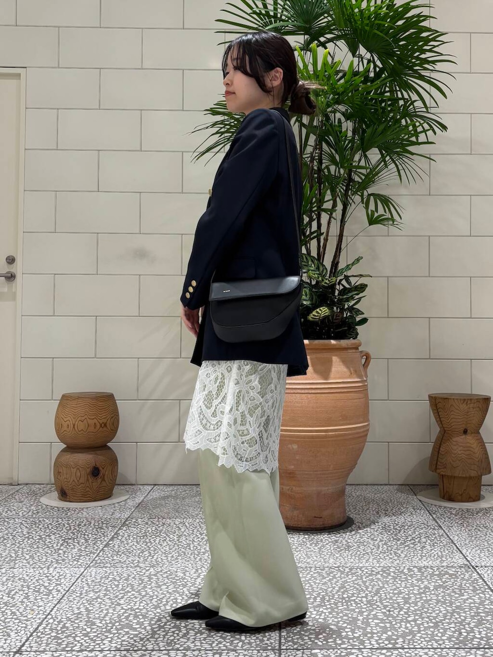 ブルー系のその他アウター、ホワイト系のワンピース、グリーン系のその他パンツを着用したレディースの春コーディネートの3枚目の写真