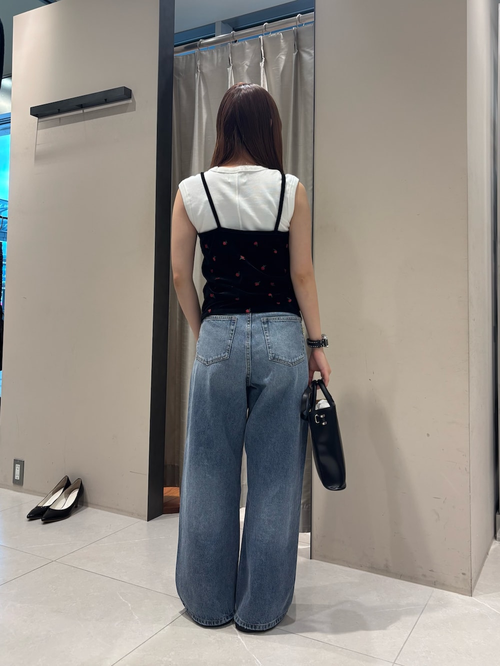 ホワイト系のタンクトップ、ブラック系のキャミソール、ブルー系のデニムパンツを着用したレディースの夏コーディネートの2枚目の写真