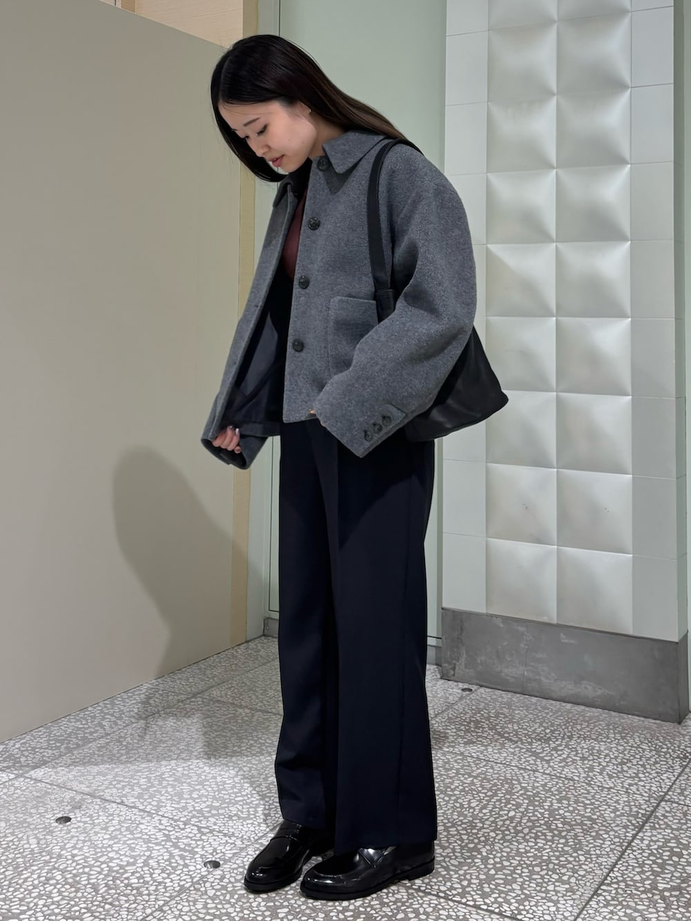 グレー系のその他アウター、グレー系のその他パンツ、パープル系のニット/セーターを着用したレディースの秋コーディネートの2枚目の写真