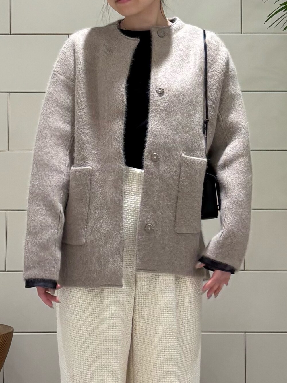 「ニットジャケット、ツイード、ツイードパンツ、冬のコーデ、キレイめカジュアル、低身長女子、パンツ、パンツスタイル、休日スタイル、おしゃれさんと繋がりたい、スニーカー」|「URBAN RESEARCHのdecor『デコール』 Heartchain Necklace(ネックレス、シルバー系)」を使った、COCOAさん(レディース・155cm)の冬コーディネートの2枚目の写真