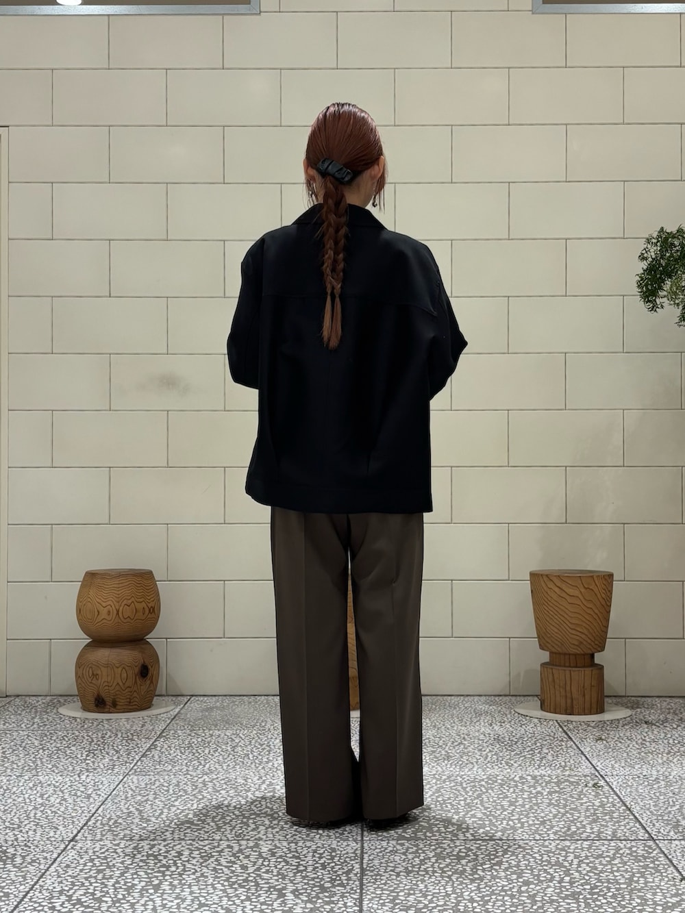 ブルー系のニット/セーター、ブラウン系のその他パンツ、ブルー系のカーディガン/ボレロを着用したレディースの冬コーディネートの4枚目の写真