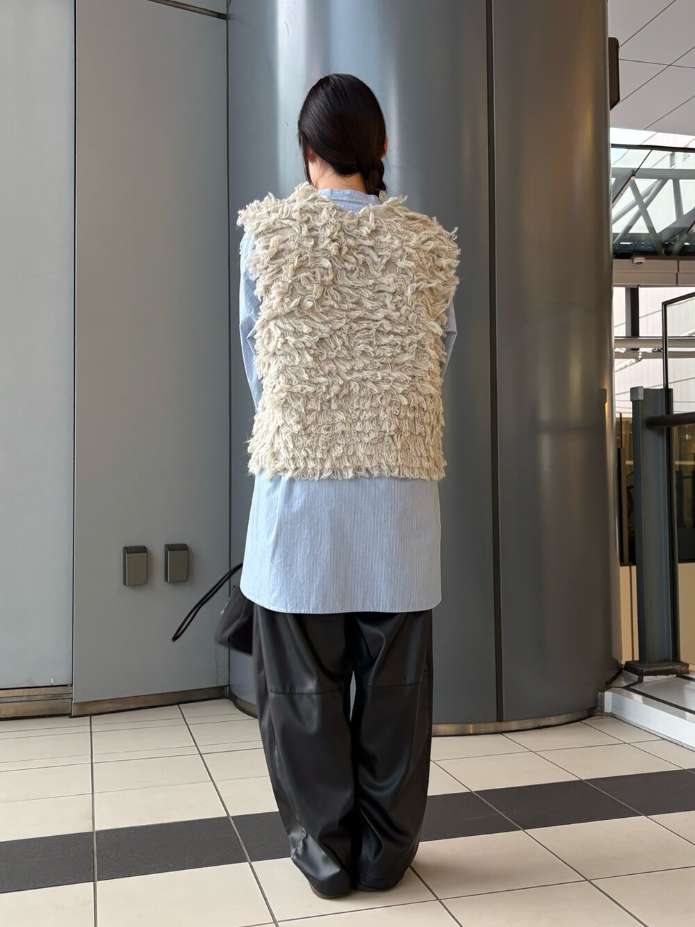 「レザー、淡色コーデ、ニットベスト、ベスト、レザーパンツ、秋っぽコーデ更新中、休日スタイル、お洒落さんとつながりたい、おでかけコーデ、ラクチンコーデ、スニーカー、低身長コーデ」|「URBAN RESEARCHのバンドカラーコットンストライプシャツ(Tシャツ/カットソー、ブルー系)」を使った、COCOAさん(レディース・155cm)の秋コーディネートの3枚目の写真