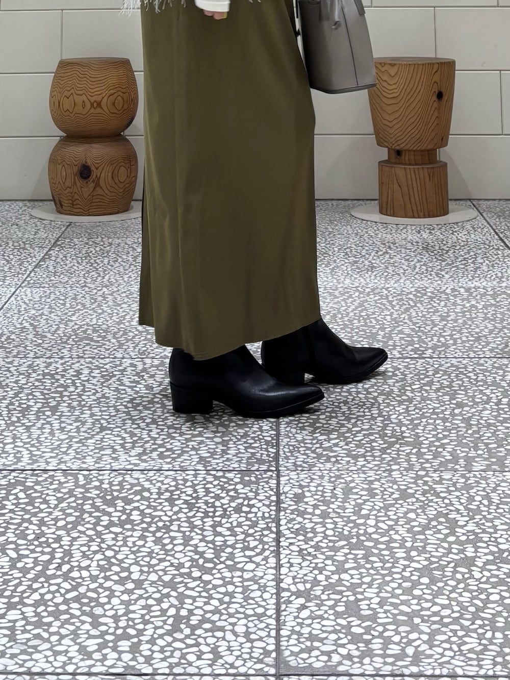 ホワイト系のTシャツ/カットソー、ホワイト系のニット/セーター、グリーン系のスカートを着用したレディースの秋コーディネートの6枚目の写真