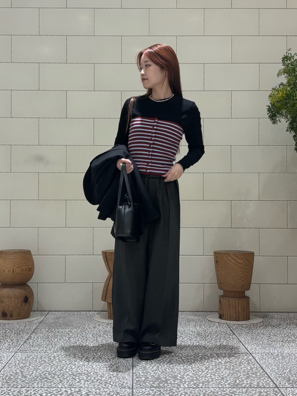 ブラック系のTシャツ/カットソー、レッド系のニット/セーター、ブラック系のその他アウターを着用したレディースの冬コーディネートの2枚目の写真