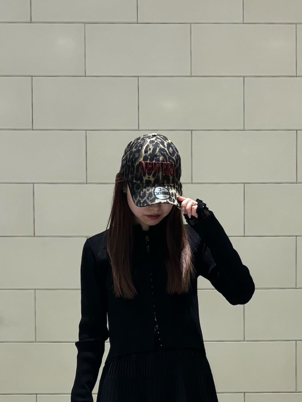 ブラック系のトートバッグ、ホワイト系のTシャツ/カットソー、ホワイト系のスニーカーを着用したレディースの春コーディネートの5枚目の写真