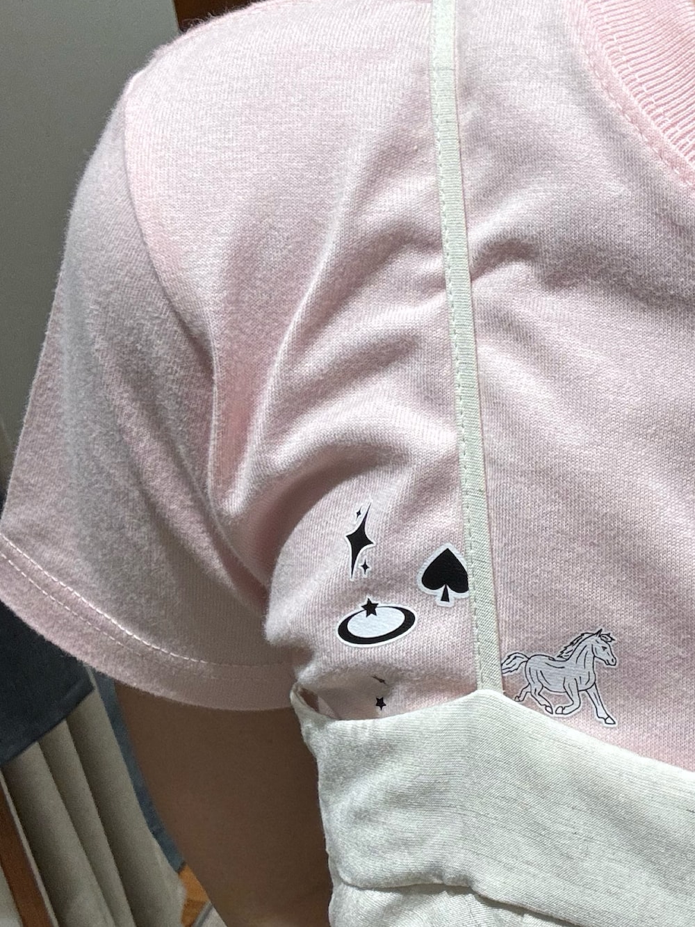 ピンク系のTシャツ/カットソー、ホワイト系のその他パンツ、シルバー系のトートバッグを着用したレディースの夏コーディネートの4枚目の写真