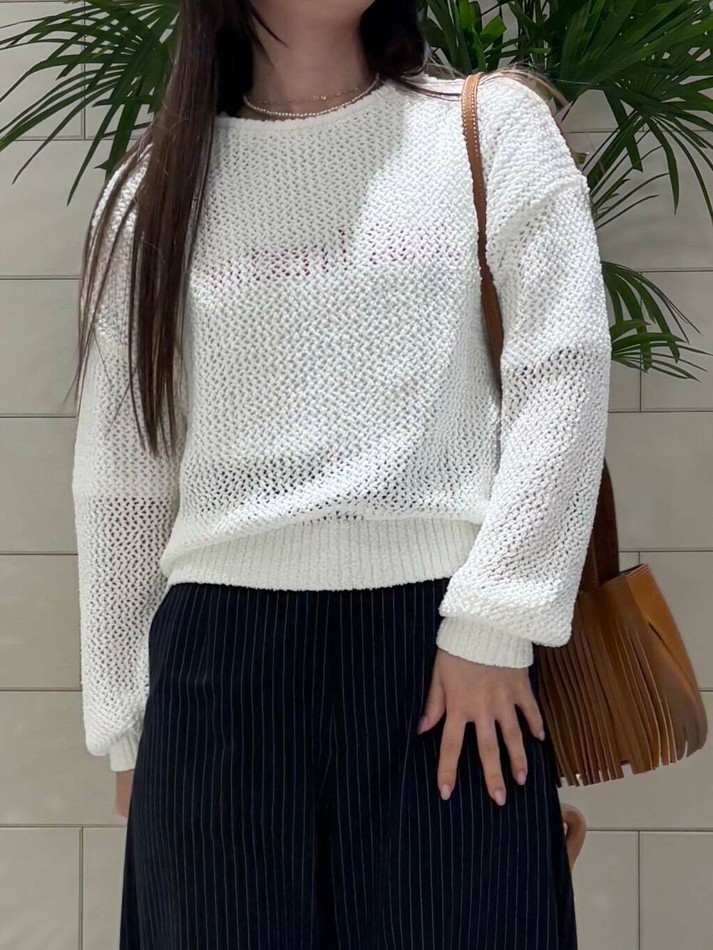 「newarrival、暮らしを楽しむ、新作スニーカーコーデ、メッシュニット、ロゴT、春コーデ、ラフコーデ、低身長女子、楽チンコーデ、スラックス、スニーカーコーデ、スニーカー、シンプル、シンプルコーデ、おしゃれさんと繋がりたい」|「URBAN RESEARCHのdecor『デコール』 Heartchain Necklace(ネックレス、シルバー系)」を使った、COCOAさん(レディース・155cm)の春コーディネートの5枚目の写真