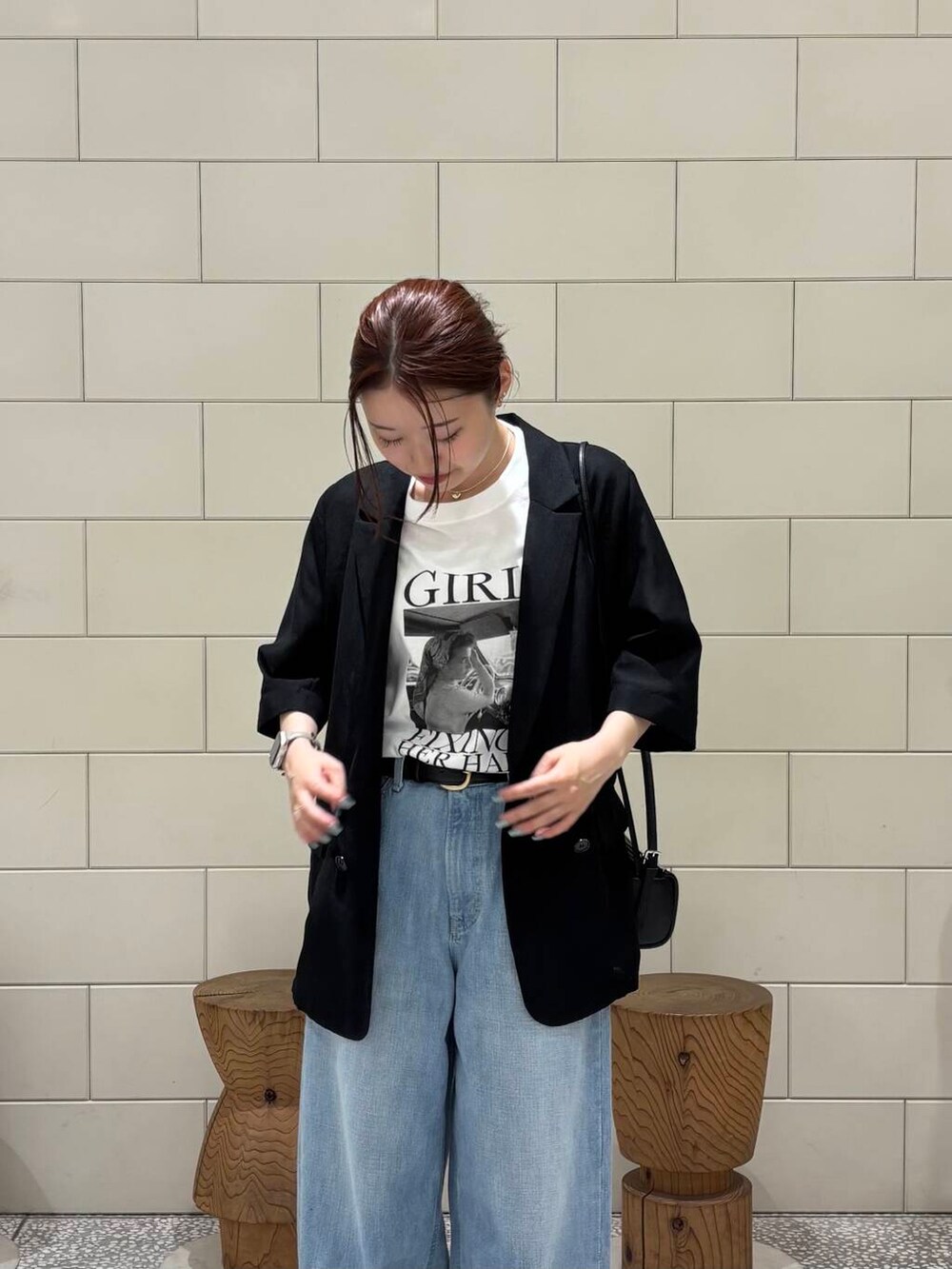 ブルー系のデニムパンツ、ブラック系のその他アウター、ブラック系のショルダーバッグを着用したレディースの夏コーディネートの2枚目の写真