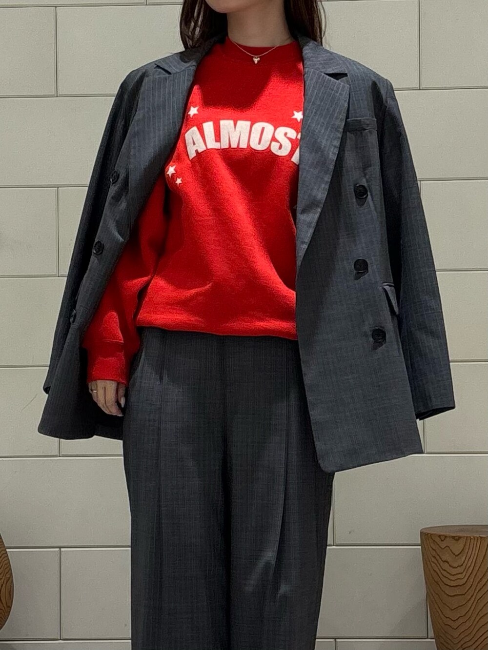 グレー系のその他アウター、グレー系のその他パンツ、レッド系のスウェットを着用したレディースの秋コーディネートの3枚目の写真