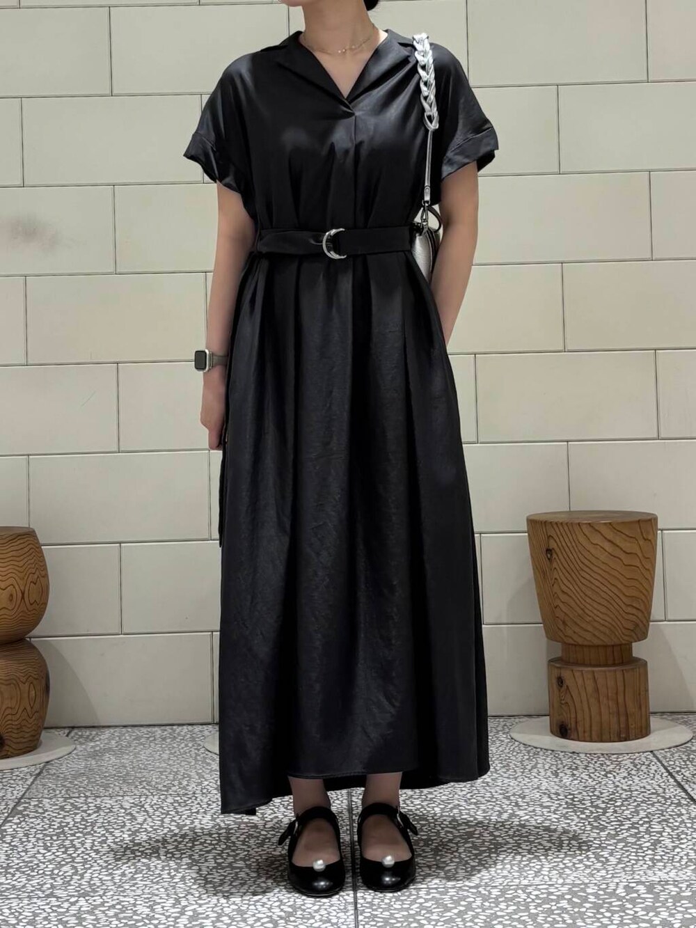 「モノトーン、旅行コーデ、帰省コーデ、私のイチ推しブランド」｜「URBAN RESEARCH ROSSO WOMENのオープンカラーベルト付ワンピース（ワンピース、グレー系）」を使った、COCOAさん（レディース・155cm）の夏コーディネートの2枚目の写真