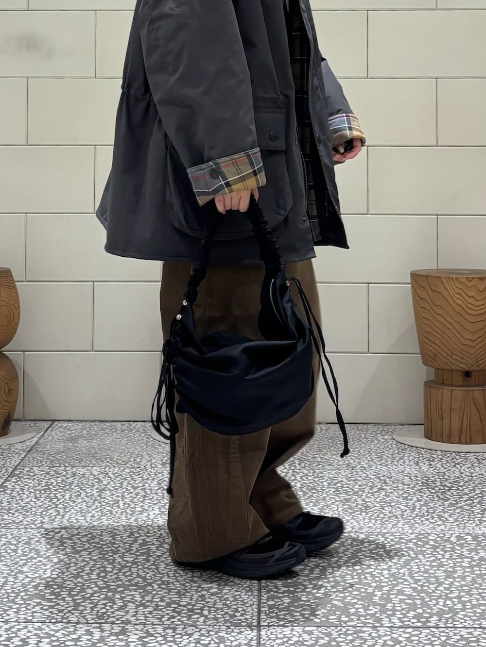 ブラック系のTシャツ/カットソー、グリーン系のその他パンツ、ブラック系のショルダーバッグを着用したレディースの秋コーディネートの5枚目の写真