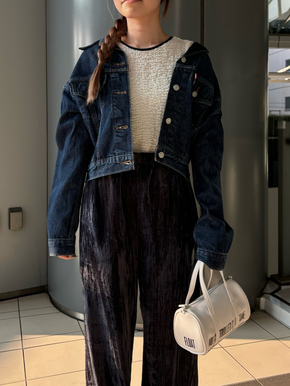 ブルー系のその他パンツ、ホワイト系のボストンバッグ、ブルー系のデニムジャケットを着用したレディースの夏コーディネートの4枚目の写真