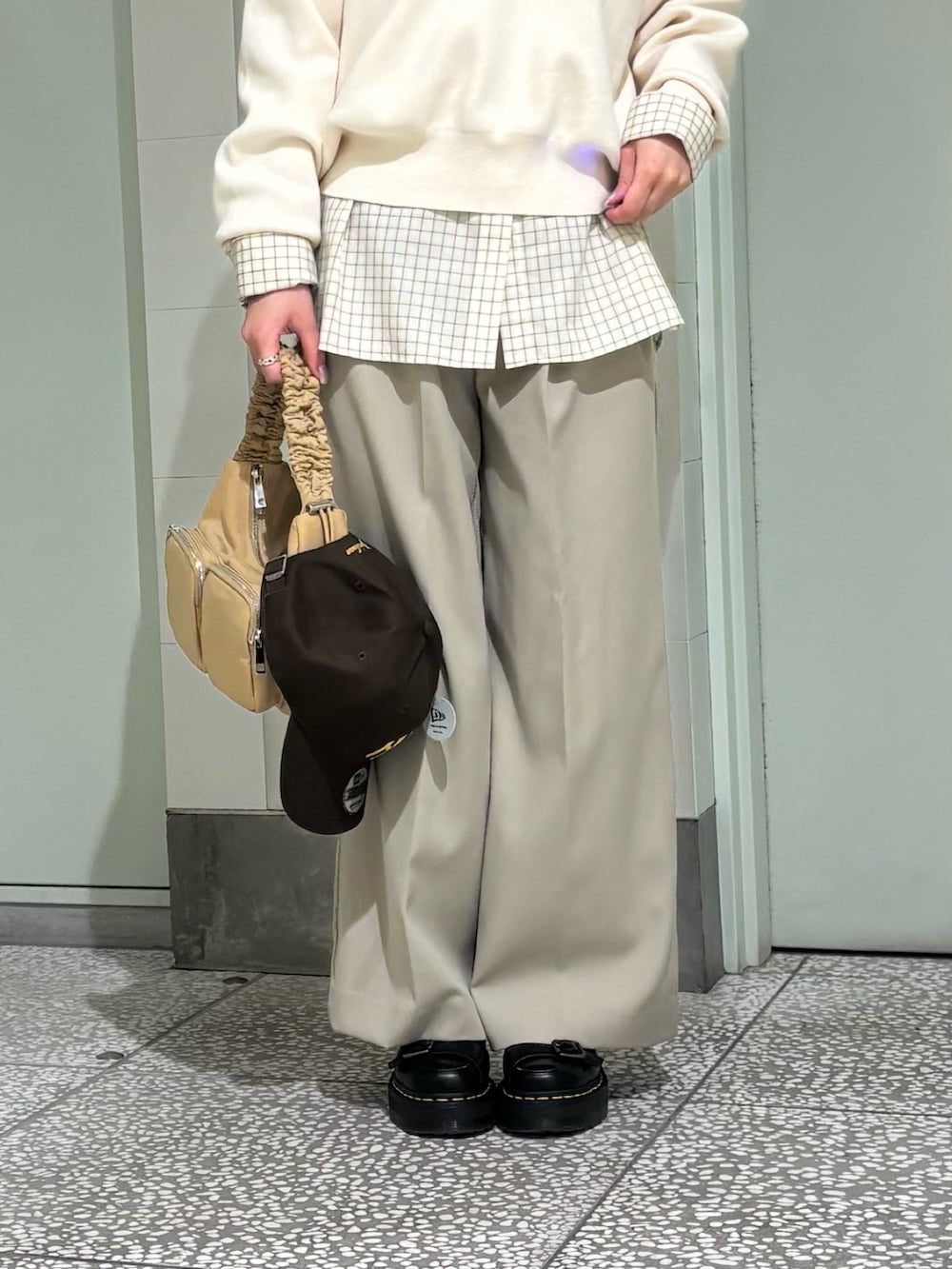 ホワイト系のシャツ/ブラウス、ホワイト系のスウェット、ベージュ系のその他パンツを着用したレディースの冬コーディネートの5枚目の写真