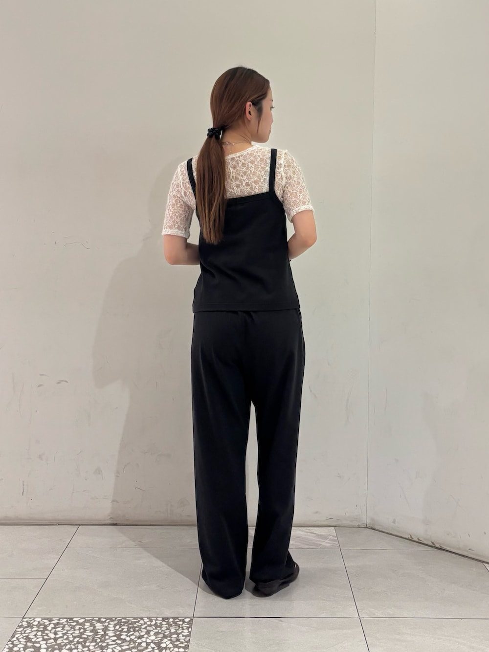 ホワイト系のTシャツ/カットソー、ブラック系のその他パンツ、ブラック系のキャミソールを着用したレディースの夏コーディネートの2枚目の写真