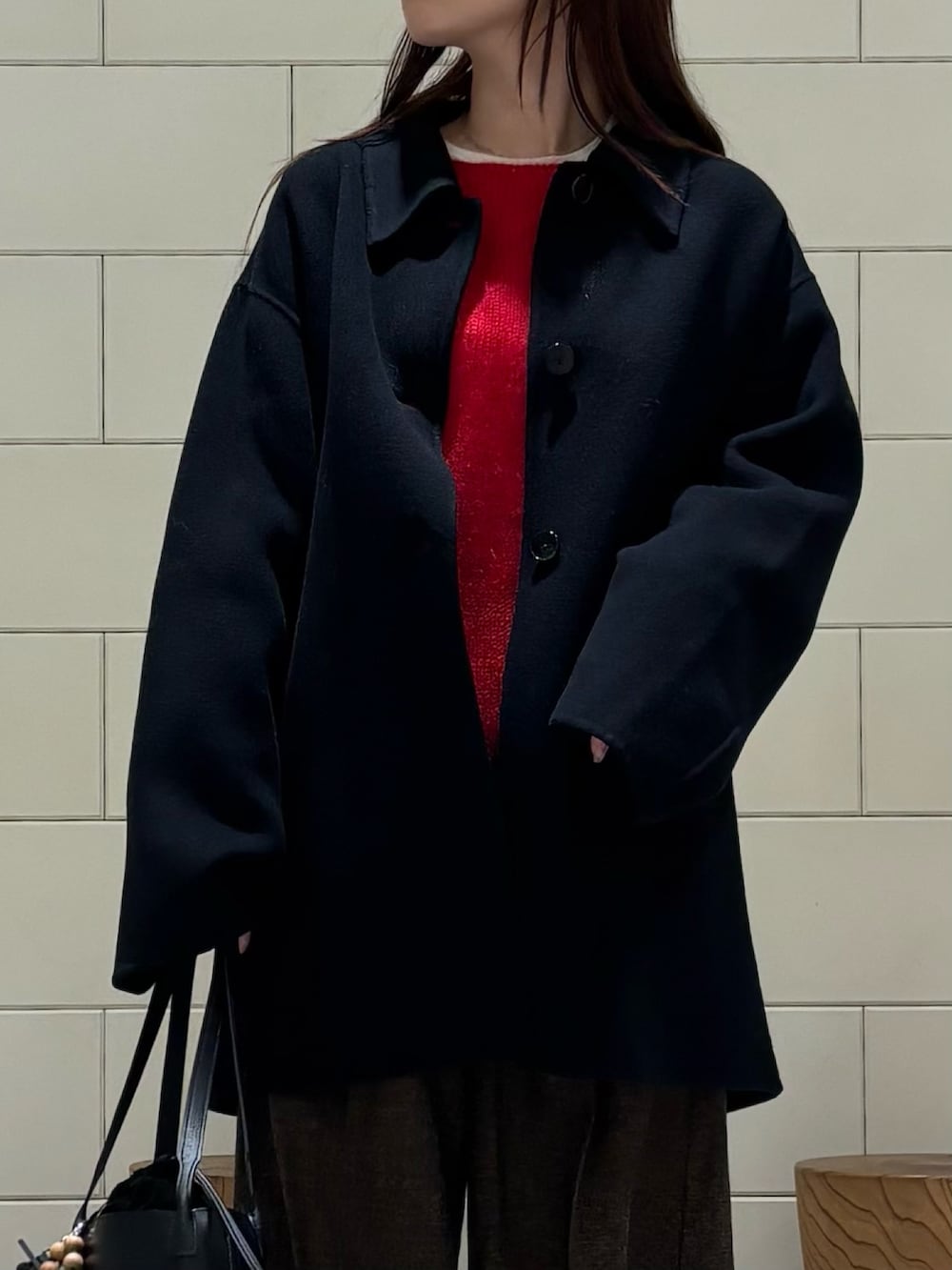 ホワイト系のTシャツ/カットソー、レッド系のニット/セーター、イエロー系のその他パンツを着用したレディースの秋コーディネートの6枚目の写真