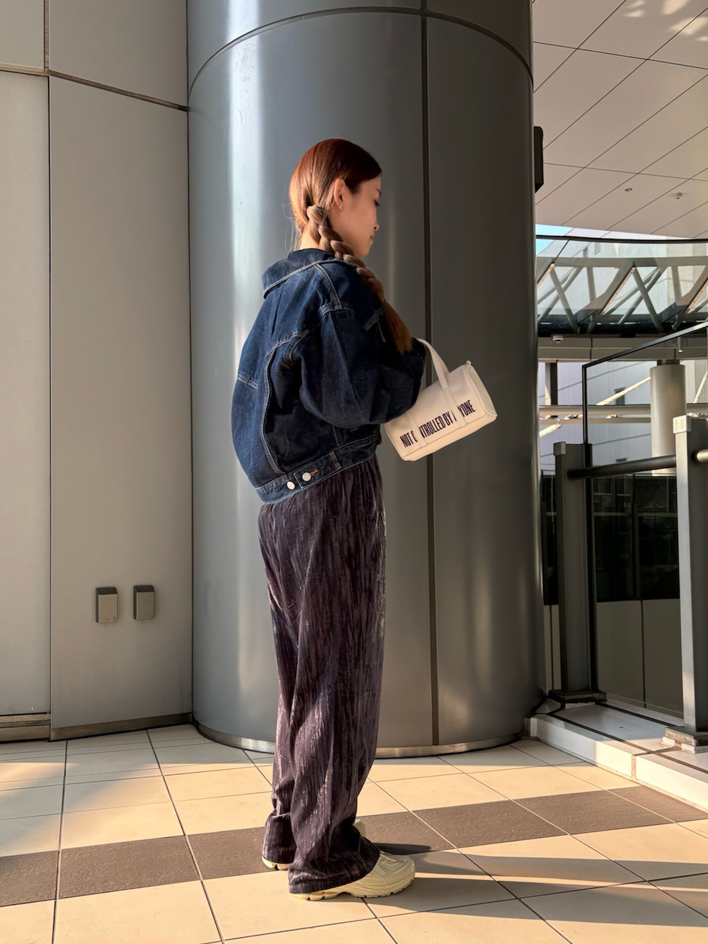 ブルー系のその他パンツ、ホワイト系のボストンバッグ、ブルー系のデニムジャケットを着用したレディースの夏コーディネートの2枚目の写真