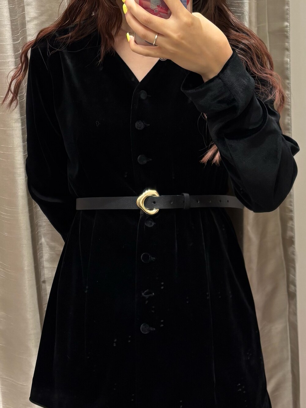 ブラック系のカーディガン/ボレロ、ブラック系のその他パンツ、ブラック系のハンドバッグを着用したレディースの秋コーディネートの5枚目の写真