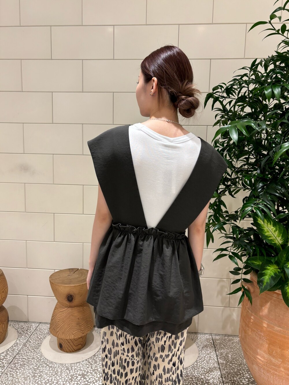 グレー系のベスト、ホワイト系のその他パンツ、ホワイト系のTシャツ/カットソーを着用したレディースの夏コーディネートの4枚目の写真