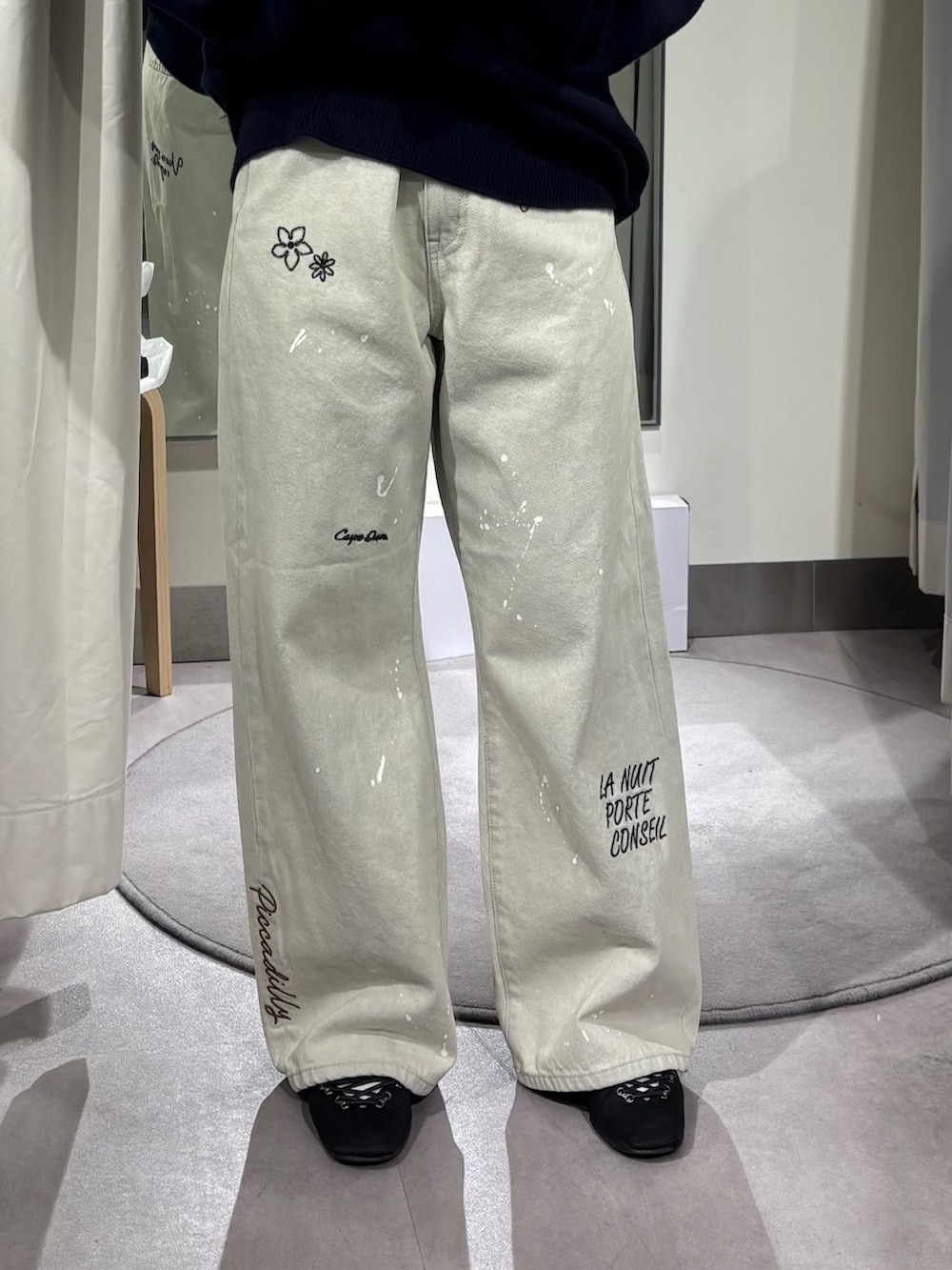 ブルー系のニット/セーター、グレー系のデニムパンツを着用したレディースの夏コーディネートの4枚目の写真