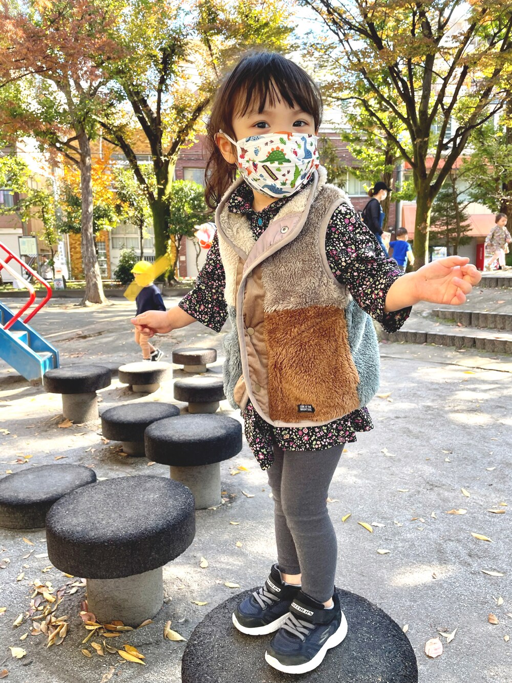 その他のベストを着用したキッズの秋コーディネートの2枚目の写真